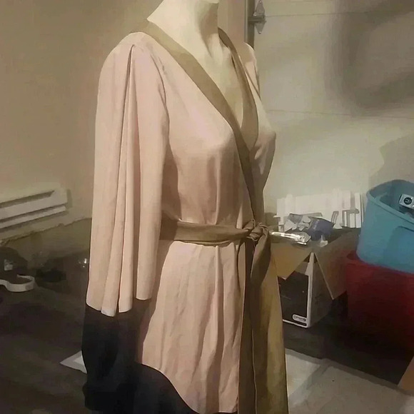 BCBGMAXAZRIA WRAP AROUND DRESS SIZE XS - Picture 2 of 9